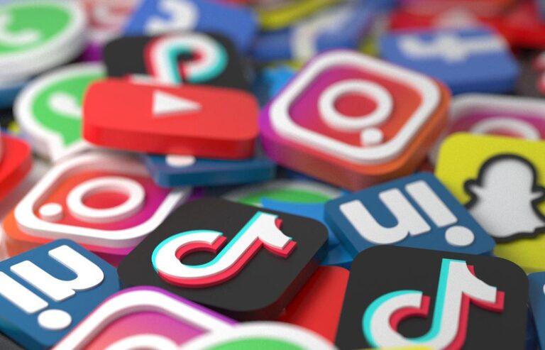 Francia marca un precedente en Europa y aprueba ley que prohíbe redes sociales a menores de 15 años