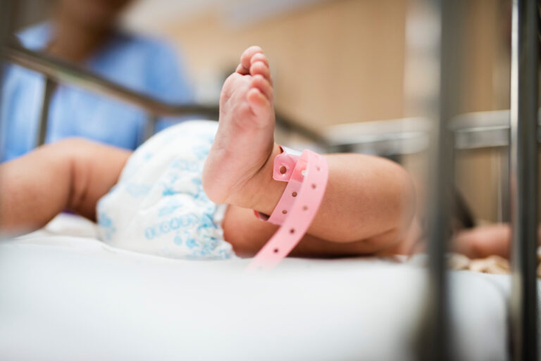 Más bebés y más matrimonios: natalidad repunta en Chile y supera los 13 mil nacimientos en marzo