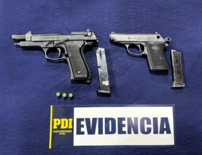 PDI sorprende a jóvenes con pistolas a fogueo en Curicó