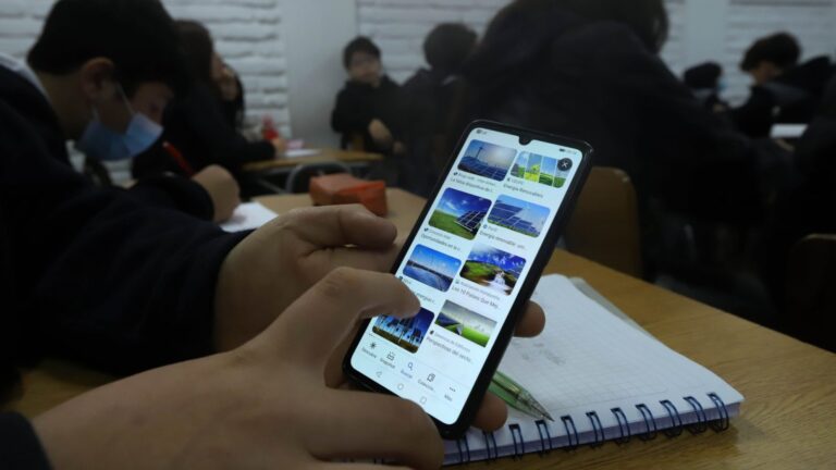 Nueva ley que prohíbe el uso de celulares en clases ya entró en vigencia: estas son las excepciones