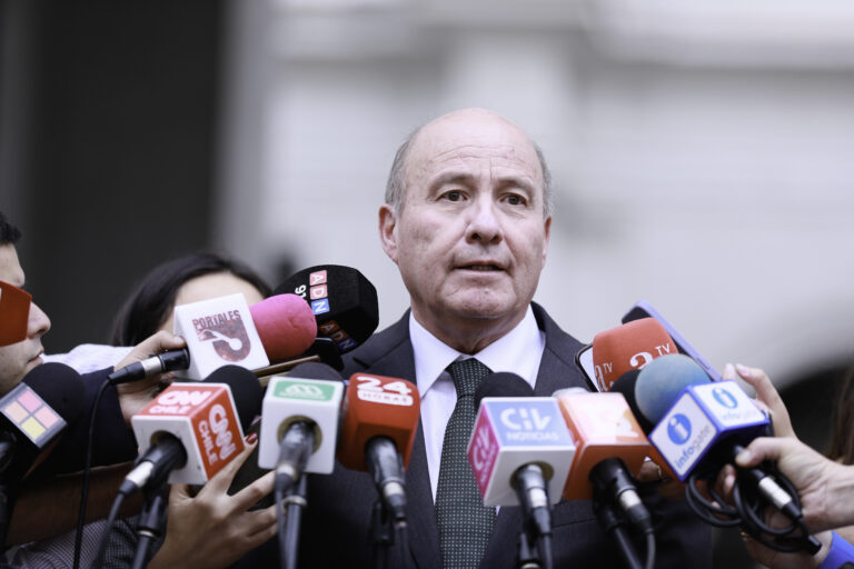 ¿Hay dinero? Informe de Dipres desmiente a ministro Quiroz sobre déficit en la caja fiscal