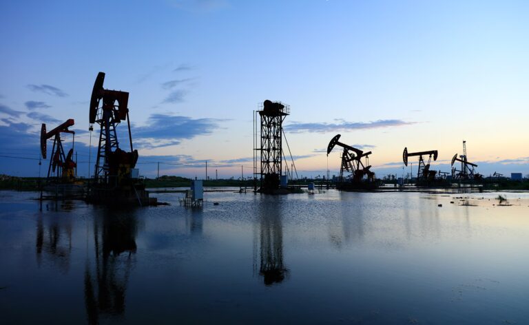 Crisis en Medio Oriente impulsa fuerte alza del petróleo y amenaza economía de Chile