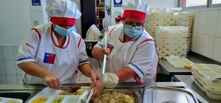 Kast alude a Gobierno anterior ante críticas por recortes en educación: “Ustedes le quitaron los alimentos a los niños”