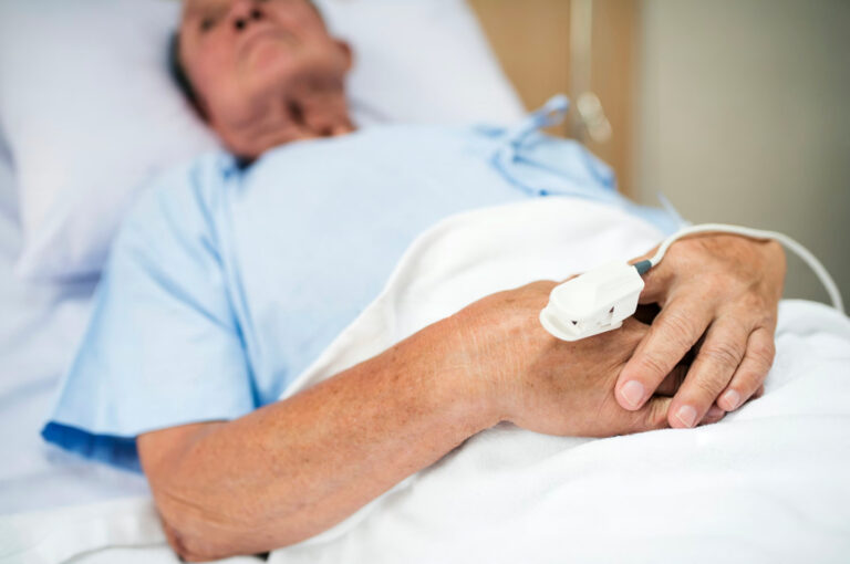Deuda con la vejez: el 71% de pacientes “abandonados” son ancianos