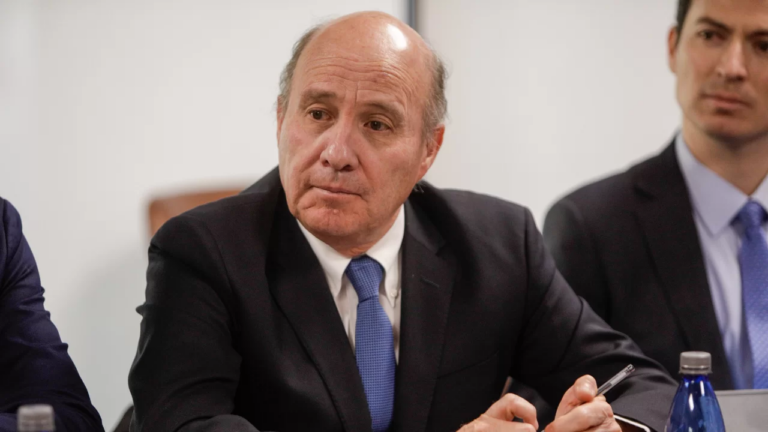 Ministro Quiroz defiende cobro del CAE y descarta fin de la Junaeb en establecimientos