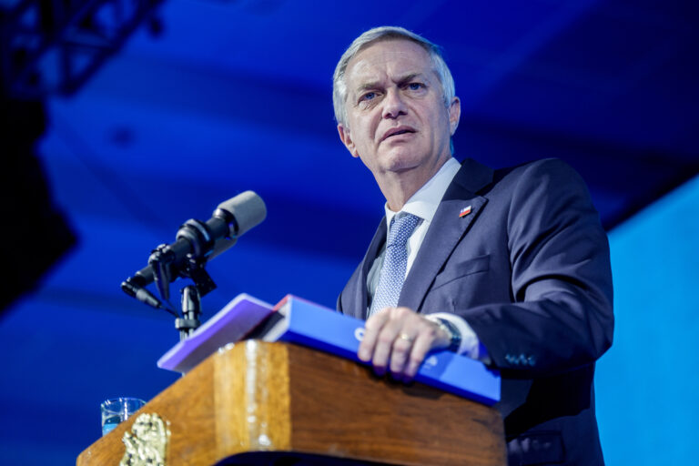 Kast califica como “metáfora” promesa de campaña sobre expulsión de 300 mil migrantes el primer día