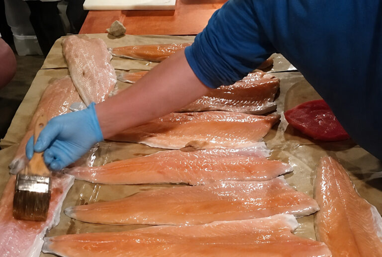 [VIDEO] Denuncian presunto maquillaje de salmones en plantas ilegales en Los Lagos