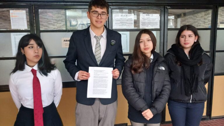 Estudiantes talquinos exigen al DAEM soluciones por liceo deteriorado: goteras, fisuras y hongos