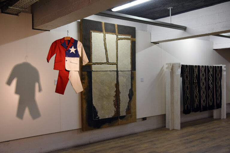 Muestra gratuita en Talca reúne textiles ancestrales del mundo, arte e identidad cultural