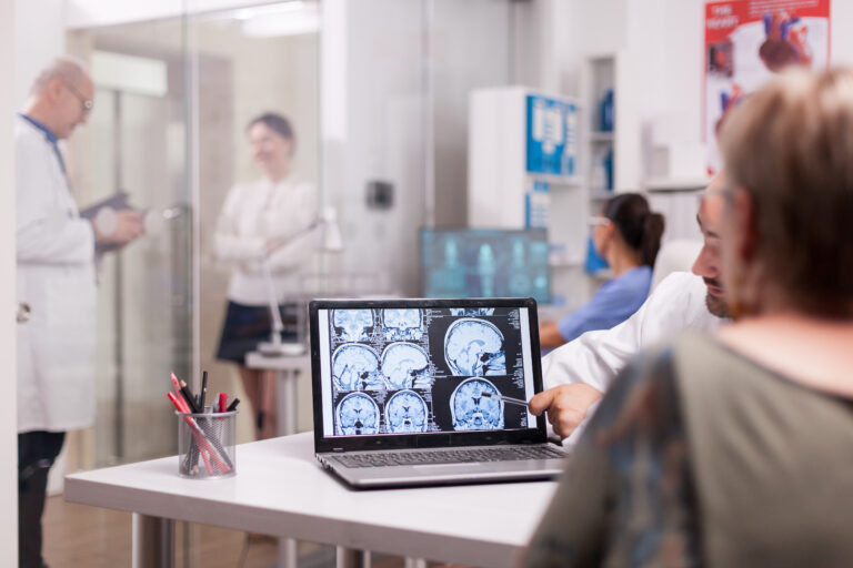 Especialista alerta por enfermedades cerebrales: estas son las más comunes en Chile